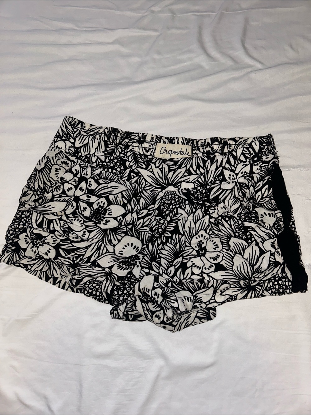 2010s Aeropostale black and white floral shorts with pockets medium